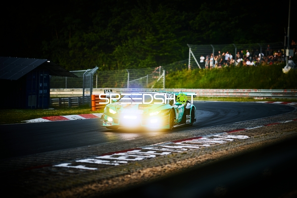 Rennfahrzeug auf der Rennstrecke