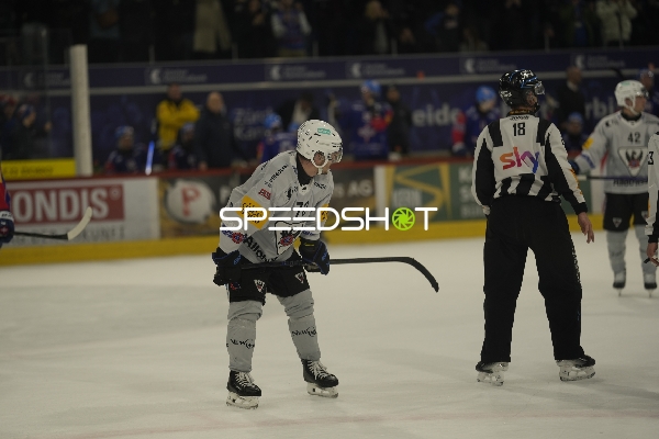 Sandro Schmid (73; Fribourg-Gotteron) und Schiedsrichter Dario Sidler (18; EHC Kloten) auf dem Eis