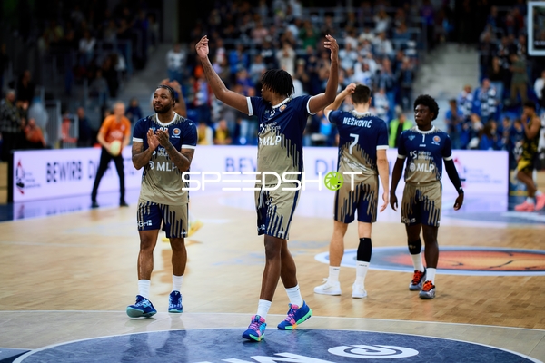 Spielszene mit DJ Horne (0; MLP Academics Heidelberg) und Noah Koch (1; MLP Academics Heidelberg) Michael Weathers (20, MLP Academics Heidelberg)