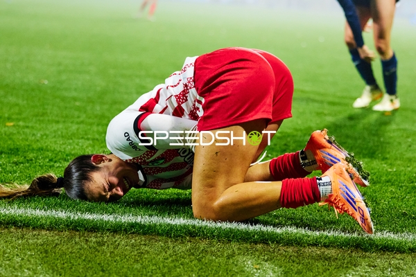 Spielerin verletzt am Boden