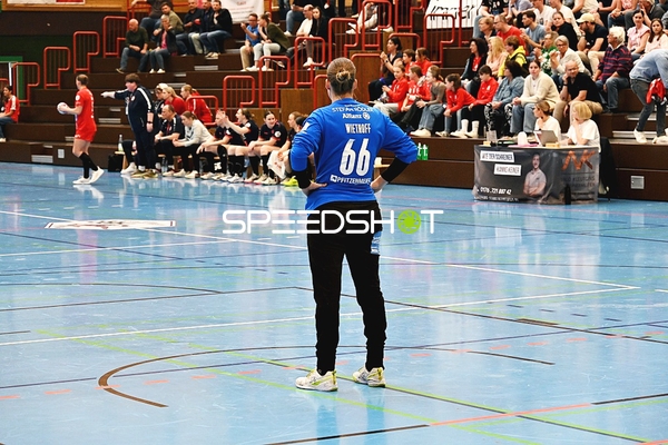 Trainer der Kurpfalz Bären beobachtet Spiel