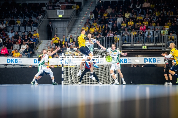 Jannik Kohlbacher (80; Rhein Neckar Löwen) im Sprungwurf