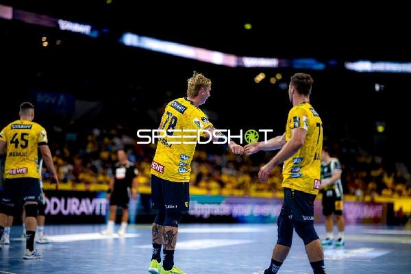 Edwin Aspenbäck (78; Rhein Neckar Löwen) und Robert Timmermeister (7; Rhein Neckar Löwen) geben sich die Hand