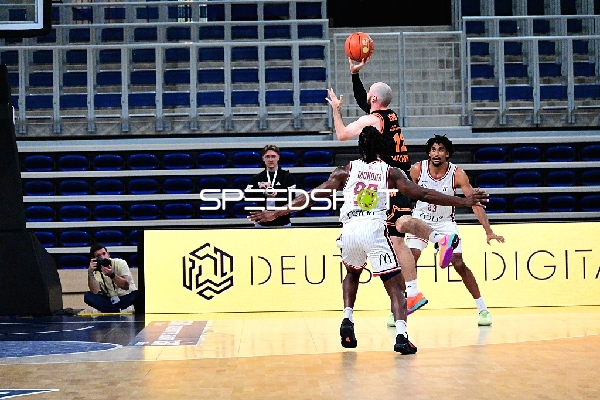 Wurf von Malcolm Dandridge (23; Rasta Vechta) verteidigt