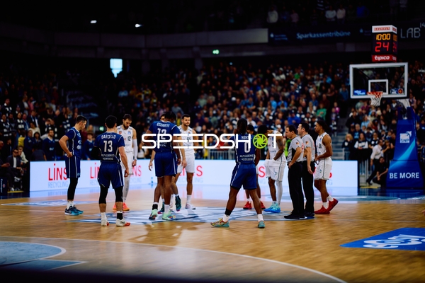 Jumpball zu Beginn des Spiels