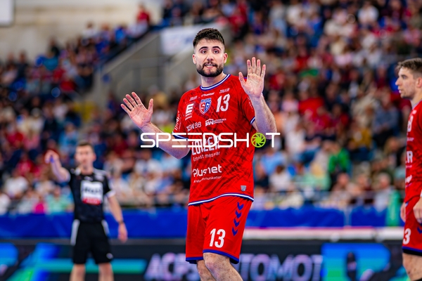 Spieler zeigt Hände Juan De la Pena (13;SG BBM Bietigheim)