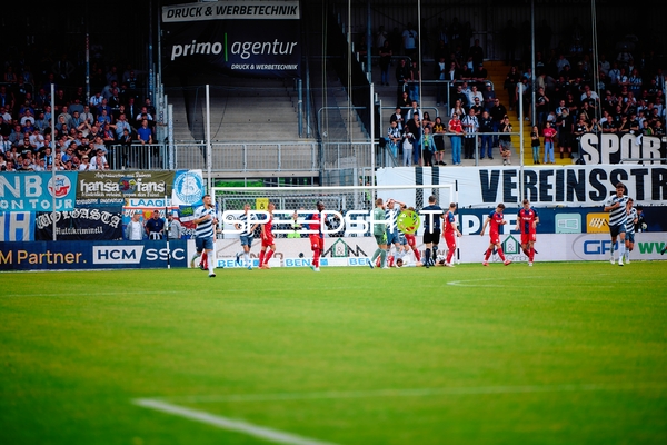 Foulspiel vor dem Tor SV Sandhausen FC Hansa Rostock