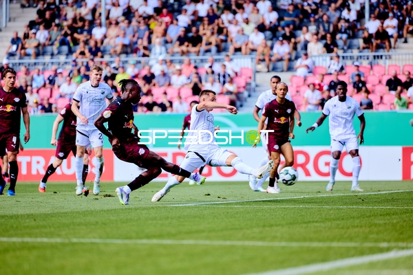 Duell am Ball im Strafraum