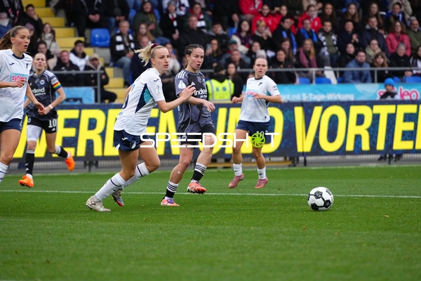 Spieler kämpfen um Ball