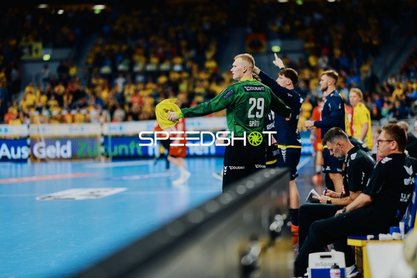 Torwart in Bereitschaftsposition mit Ball in der Hand am Spielfeldrand