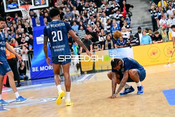 Michael Weathers (20; MLP Academics Heidelberg) und Samuell Williamson (10; MLP Academics Heidelberg) in Aktion