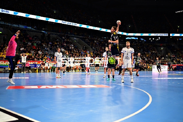 Oliver Norlyk (5; HSV Hamburg) und Tim Nothdurft (28; Rhein Neckar Löwen) in Aktion