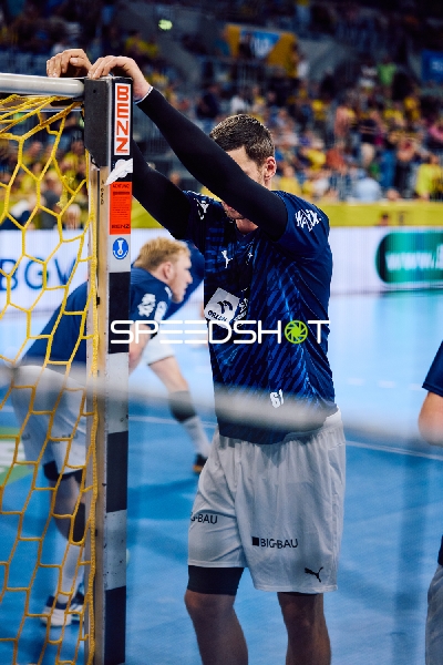 Spieler von THW Kiel lehnt nach einem Spielzug am Tor.