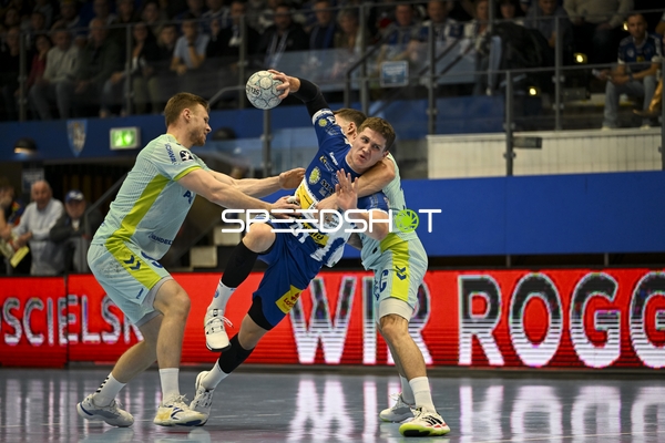 Zweikampf zwischen Vukasin Antonijevic (41; ThSV Eisenach) und Kristjan Horzen (27; VfL Gummersbach)