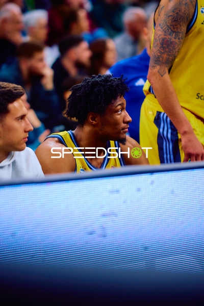 Spieler auf der Bank vor Spielbeginn