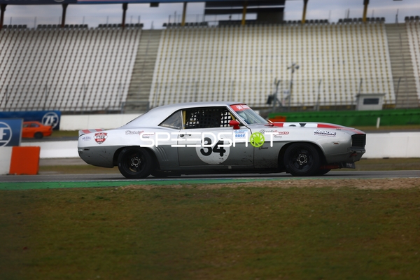 Rennfahrzeug mit Nummer 34 auf der Rennstrecke