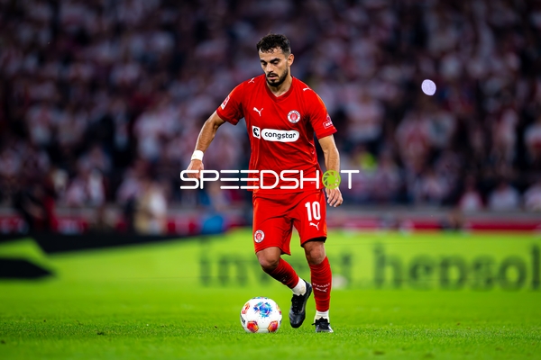 Danel Sinani (10; FC St. Pauli) am Ball