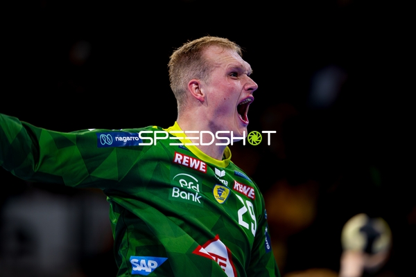 Torwart David Späth (29; Rhein Neckar Löwen) hält den Ball