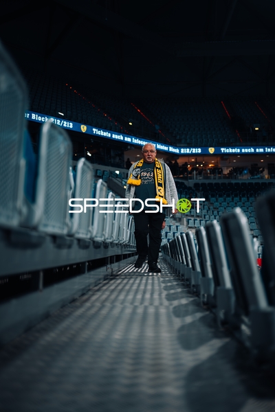 Fan mit Schal in der SAP Arena