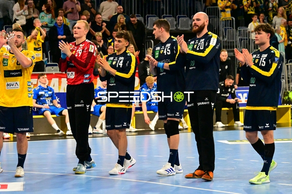 Spieler von Rhein Neckar Löwen applaudieren