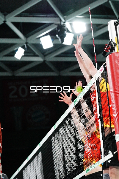 Spielszene am Netz mit Blockversuch