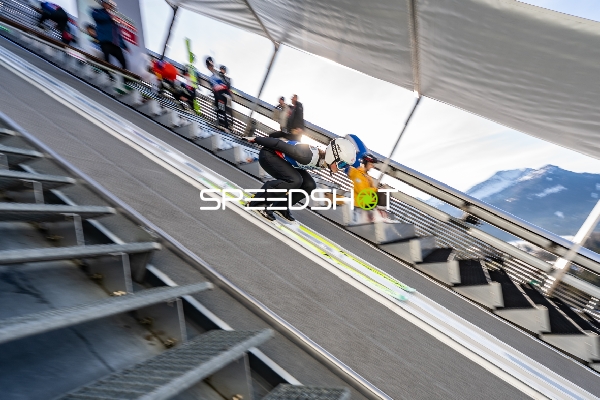 Skispringerin am Absprung