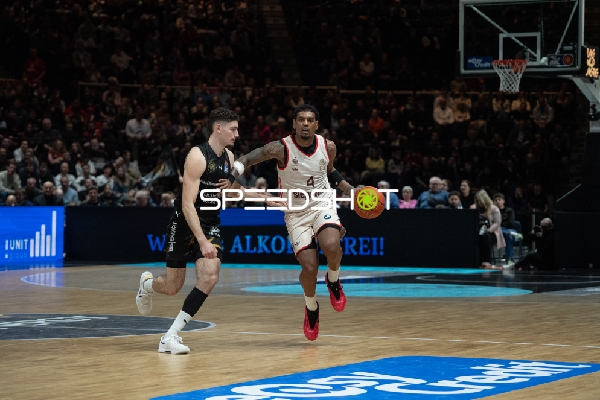 Xavier Rathan-Mayes (4; FC Bayern Basketball) mit Ball gegen Nikola Tomic (7; Basketball Löwen Braunschweig)