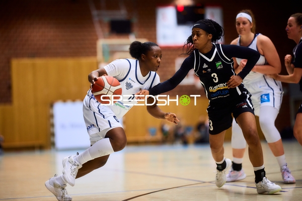 Anne Zipser (48; USC BaseCats Heidelberg) dribbelt gegen Imena Aruna (3; KuSG Leimen Basketball)