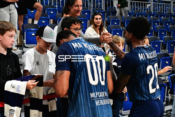 Spieler begrüßen Fans