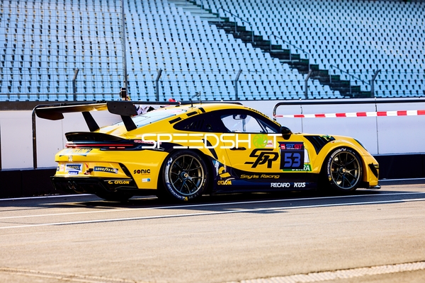 Rennfahrzeug mit Startnummer 53 auf der Strecke