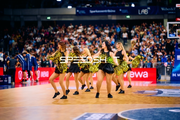 Mitreißende Performance der Pfitzenmeier Cheerdancers in der Spielpause