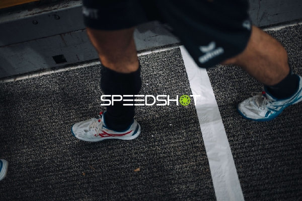 Beine und Schuhe am Spielfeldrand