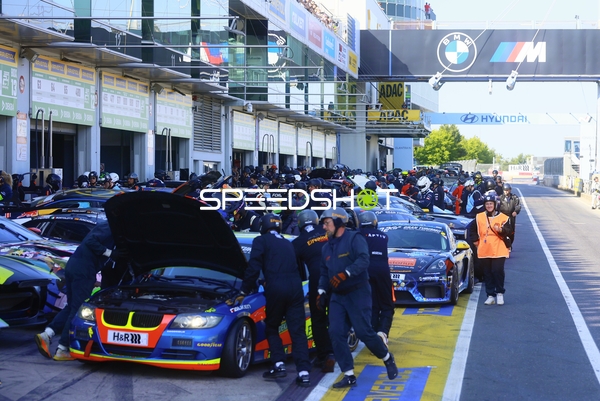 Boxengasse beim 24h Rennen 2025