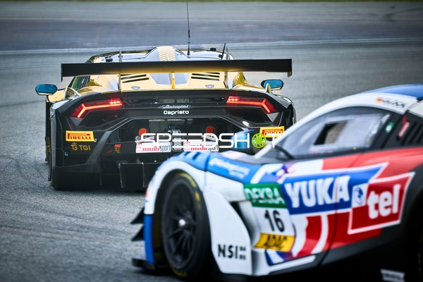 Zwei Fahrzeuge auf der Rennstrecke