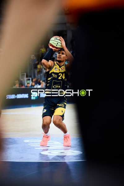 Brandon Tischler (24; MHP Riesen Ludwigsburg) beim Wurf