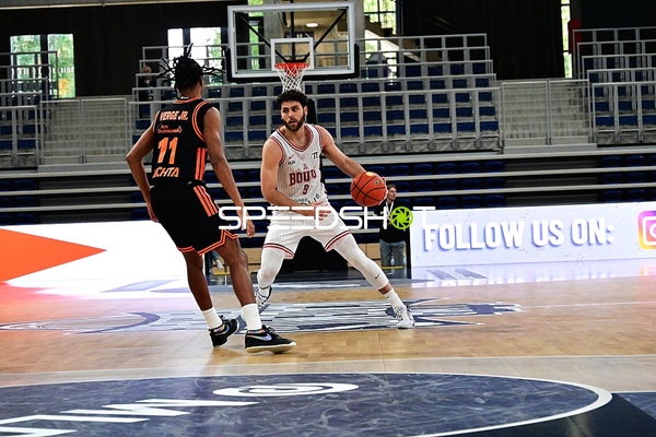 William McDowell-White (9; JL Bourg Basket) dribbelt, Alonzo Verge (11; Rasta Vechta) verteidigt