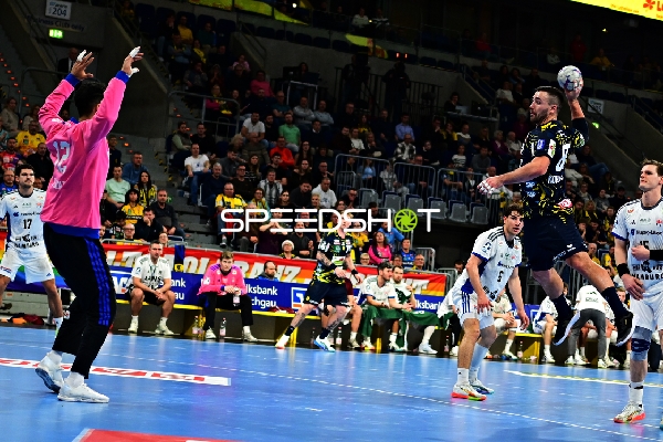 80; HSV Hamburg mit Ball in Aktion