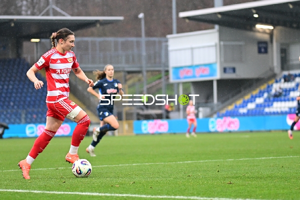 Spielerin mit Ball am Fuß