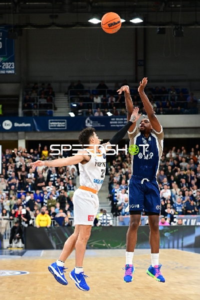 Osun Osunniyi (12; MLP Academics Heidelberg) mit Wurfversuch