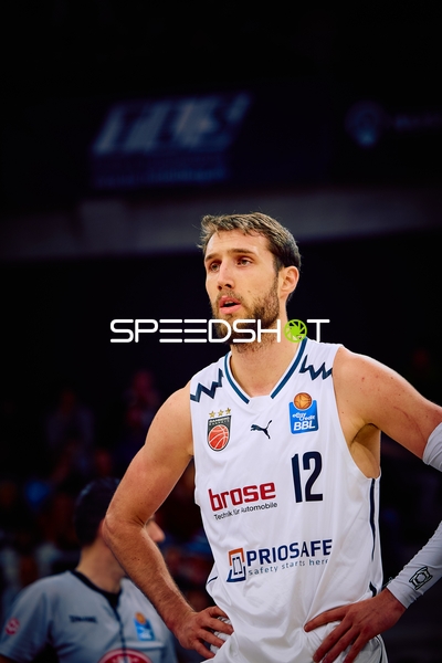 Spieler steht motiviert auf dem Spielfeld