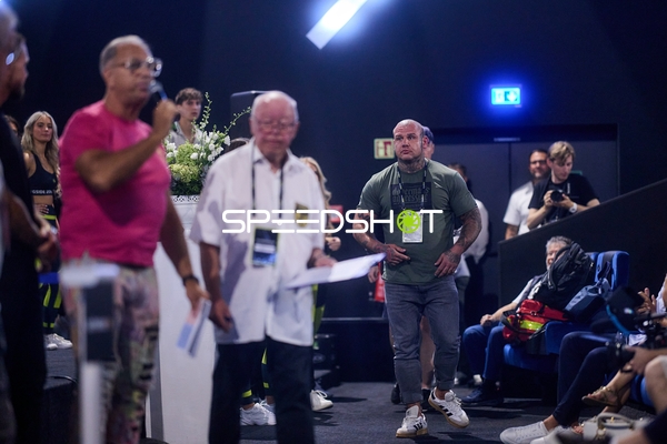 Ringside-Zone Face-Off