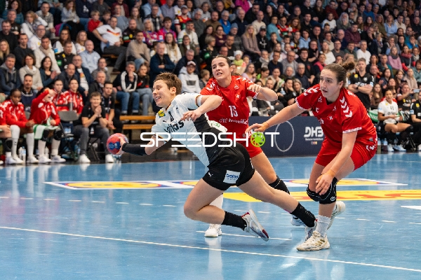 Alina Grijseels (4; Deutschland) wirft, Norma Goldmann (15; Schweiz) und Tabea Schmid (7; Schweiz) verteidigen