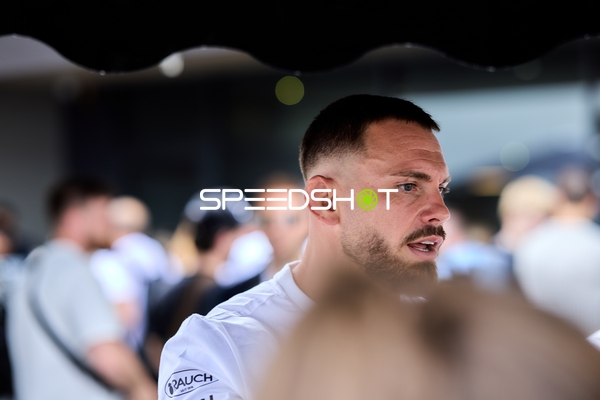 Ringside-Zone Face-Off