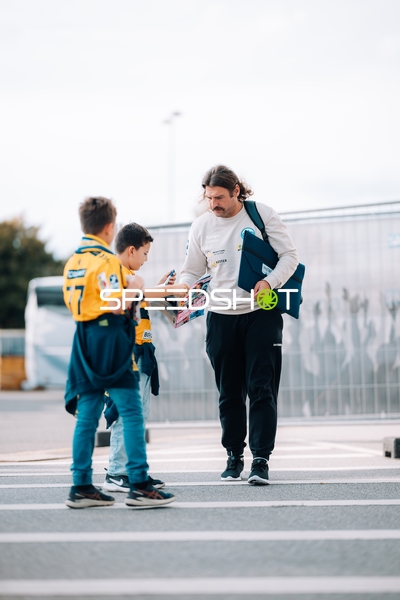 Trainer Sebastian Hinze (Trainer; ThSV Eisenach) mit Fans