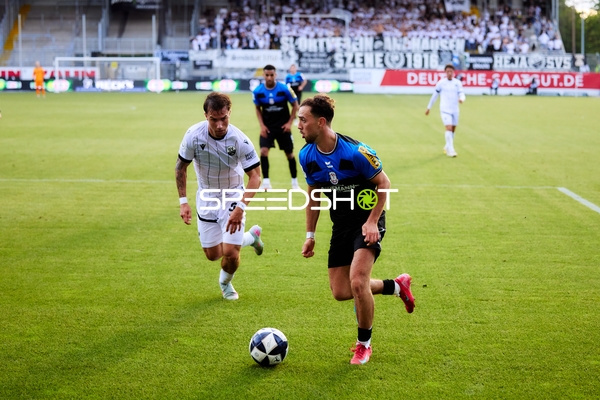 Zweikampf zwischen Louis Kolbe (3; SV Sandhausen) und Birkan Celik (2; FSV Frankfurt)