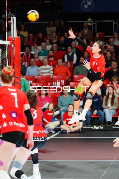 Joana Huber (8; TV Planegg-Krailling) schmettert