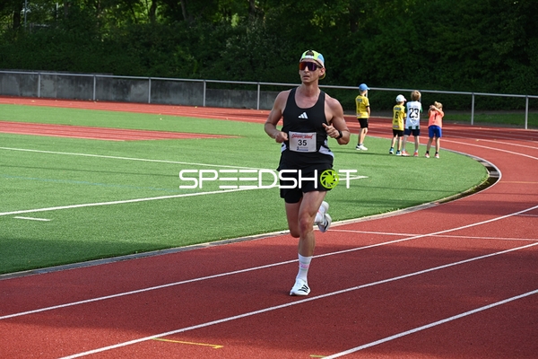 Läufer mit Startnummer 35 läuft