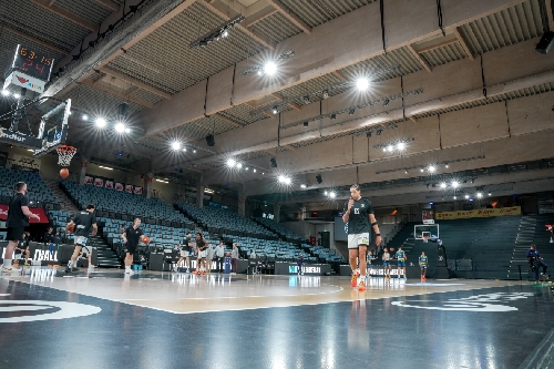 Weitwinkel-Aufnahme der Arena vor dem Spiel