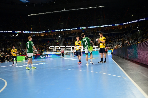 Tim Nothdurft (28; Rhein Neckar Löwen) und Haukur Thrastarson (25; Rhein Neckar Löwen) im Gespräch