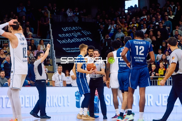 Schiedsrichterdiskussion auf dem Spielfeld